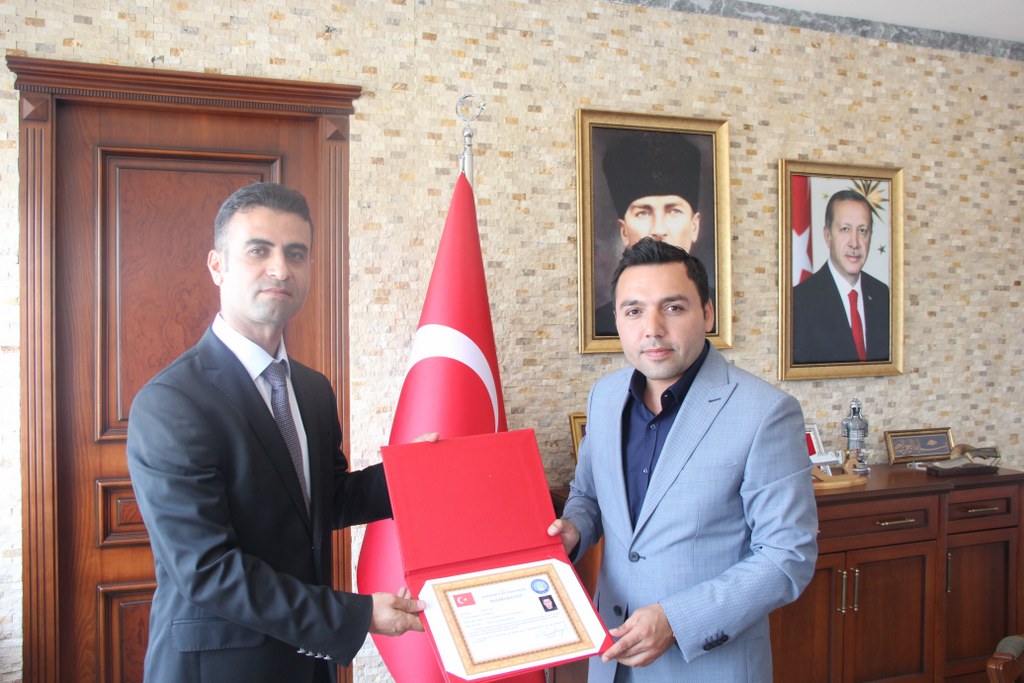 KAYMAKAMIMIZ EYÜP KAYKAÇ, KOLLUK KUVVETLERİNİ BAŞARI BELGESİ İLE ONURLANDIRDI.