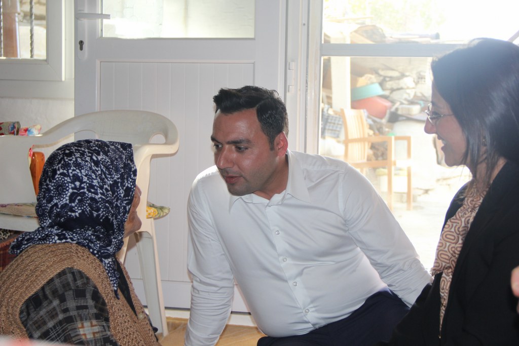 KAYMAKAMIMIZ EYÜP KAYKAÇ, BERABERİNDEKİ HEYET İLE HASSEKİ MAHALLESİNDE Kİ YAŞLI VE GAZİ EŞLERİNİ ZİYARET ETTİ.